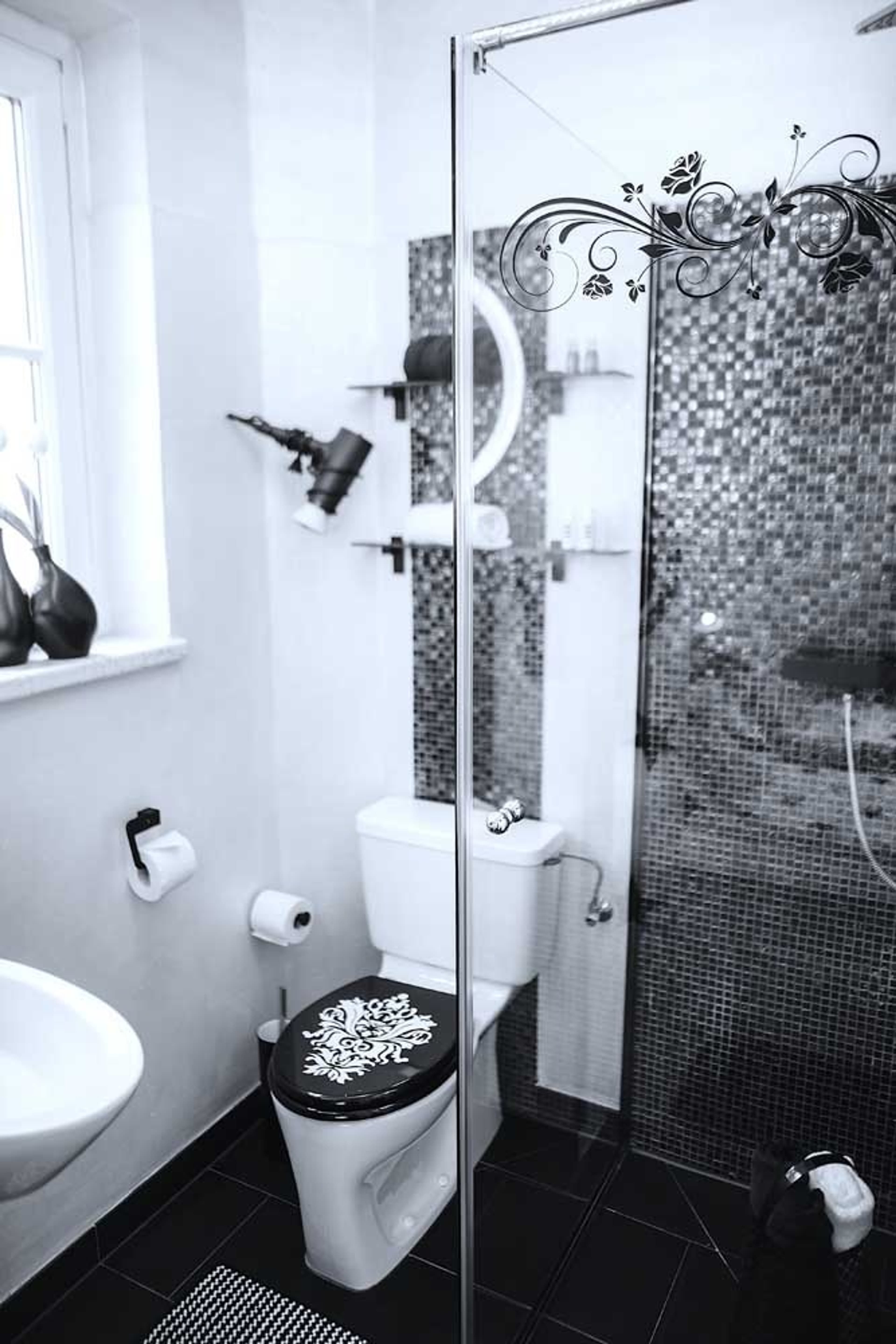 No.°4 | smart & tiny & sunny - b&w | no breakfast - 7