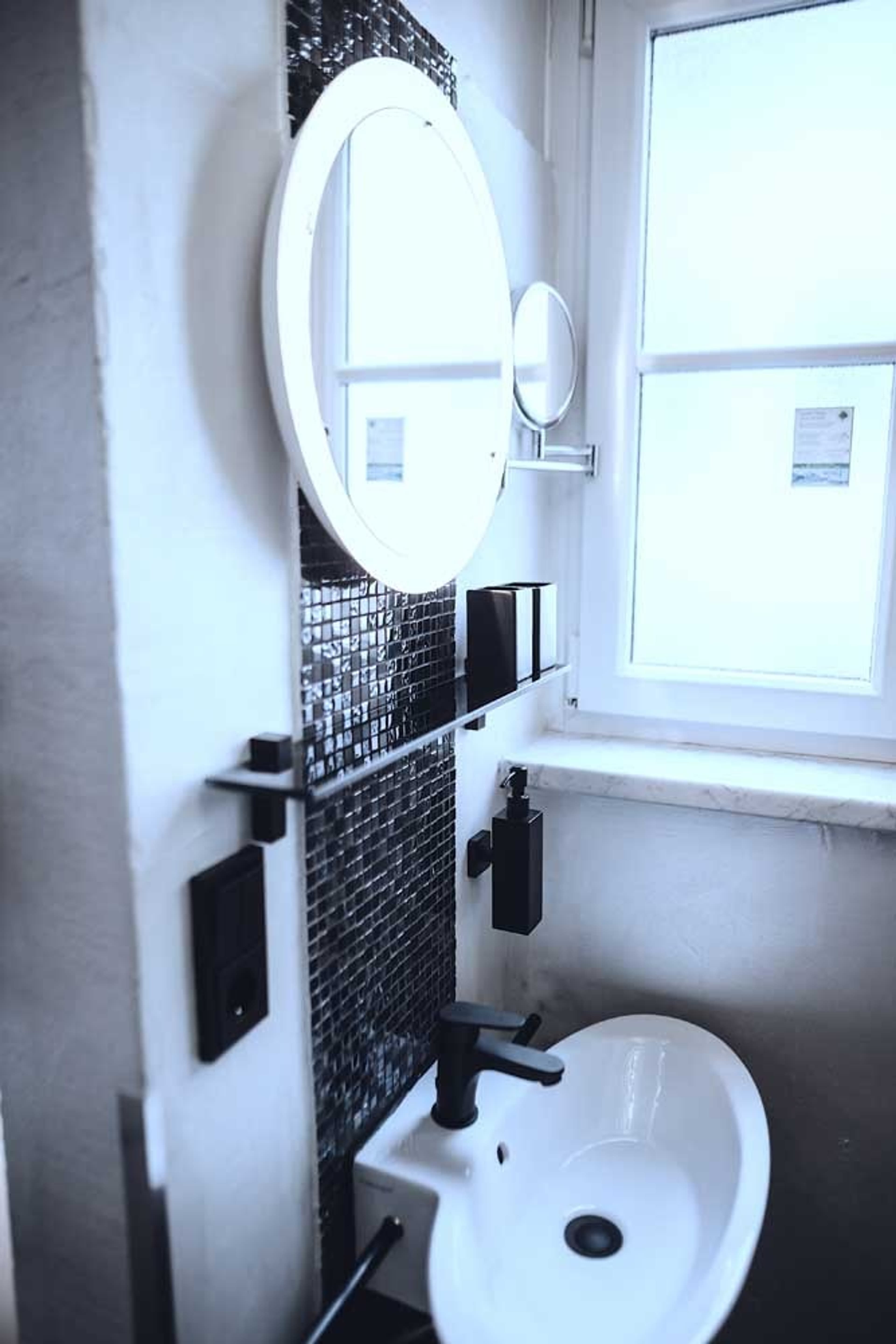 No.°4 | smart & tiny & sunny - b&w | no breakfast - 4