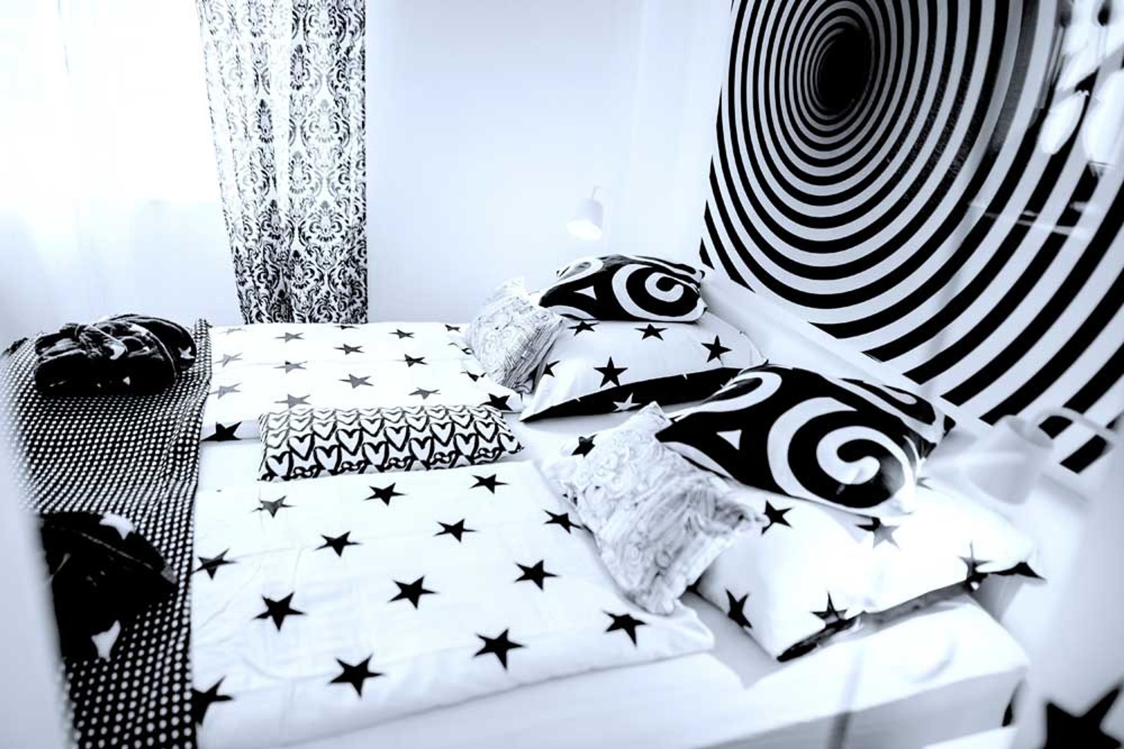 No.°4 | smart & tiny & sunny - b&w | no breakfast - 6